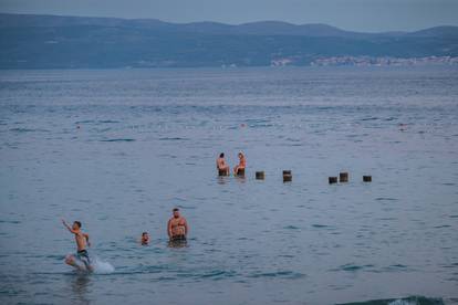 FOTO Noćni kadrovi s Bačvica: Mnogi čekaju kraj dana da po ovim vrućinama odu na kupanje