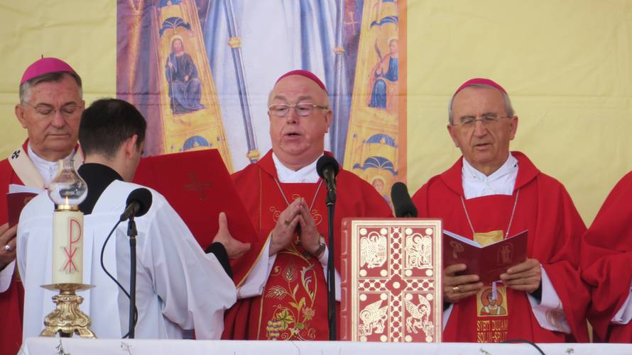 Kerum kao Papa pratio misu s prozora, stigao je i Plenković