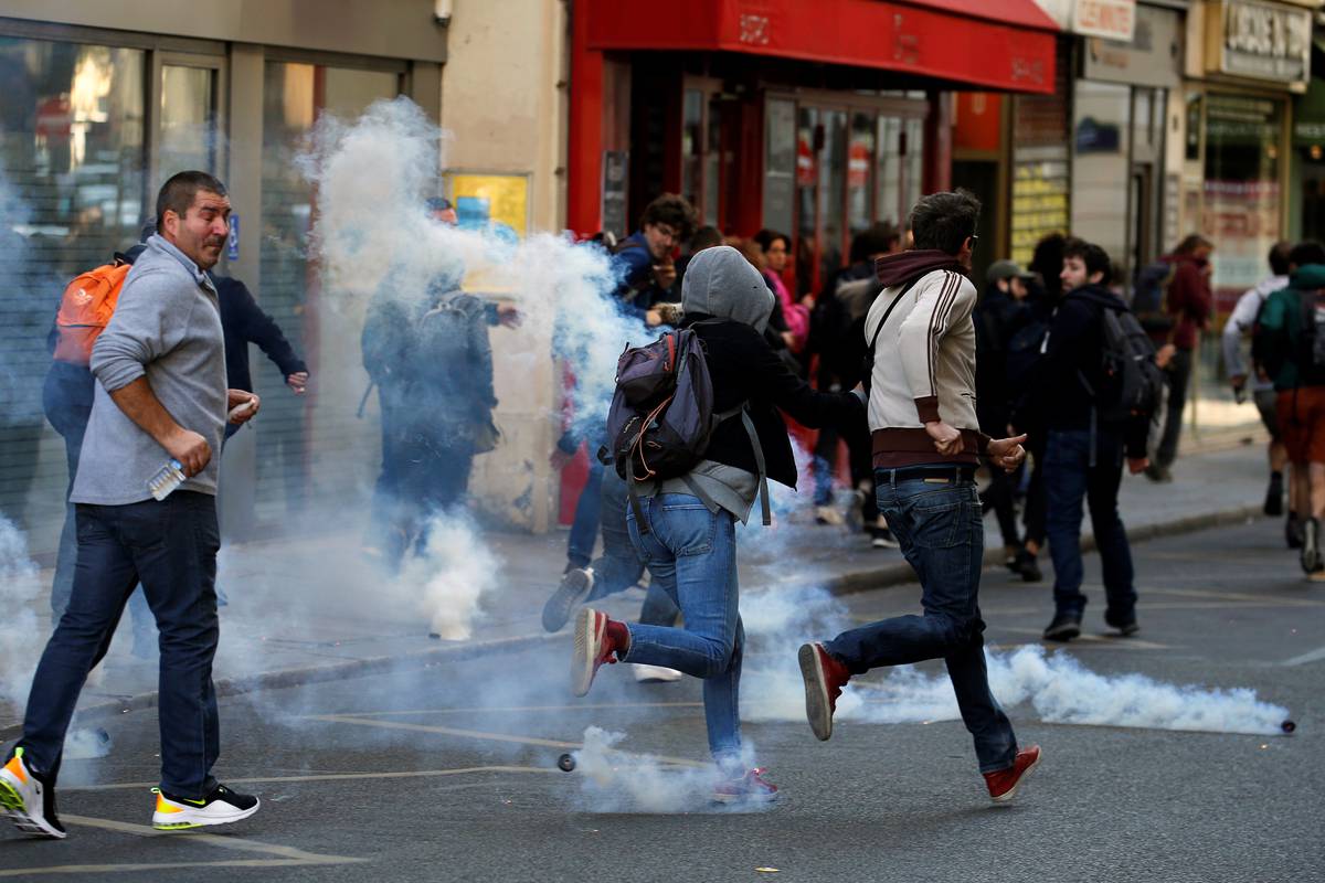 Francuska policija se sukobila sa žutim prslucima u Parizu