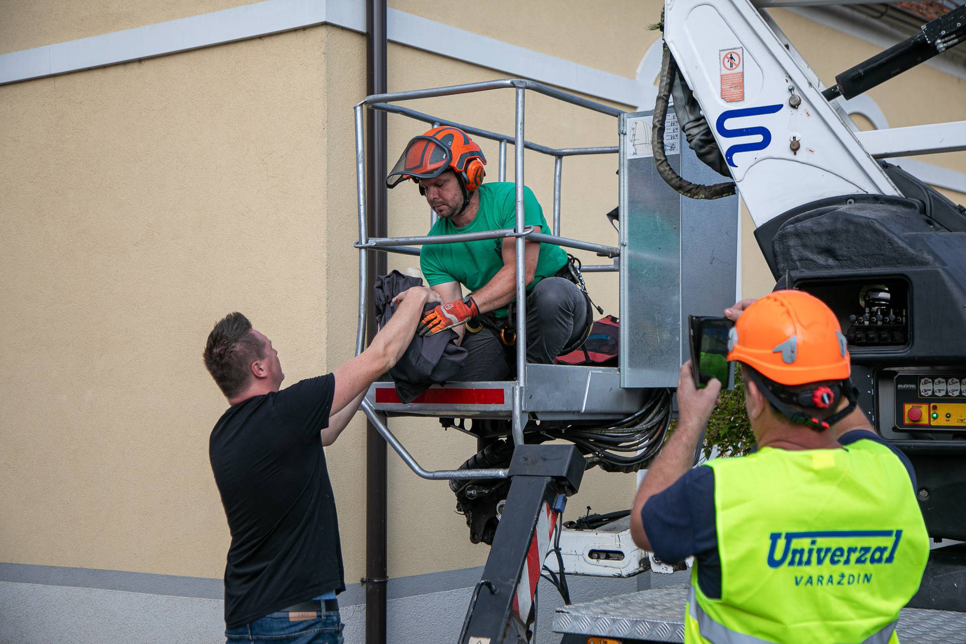 FOTO Spasili rodu nakon pada iz gnijezda u Sračincu: 'Čim smo je vratili slasno je pojela žabu'