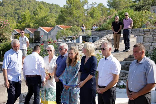 Vela Luka: Polaganje vijenaca na grob Olivera Dragojevića