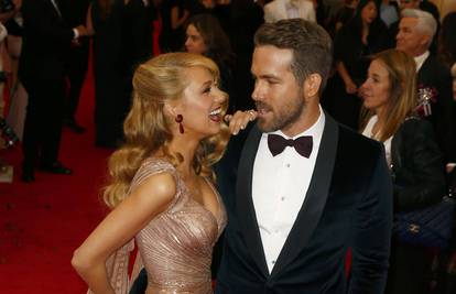 Ryan Reynolds: Suprugu Blake nasmijavam za vrijeme seksa