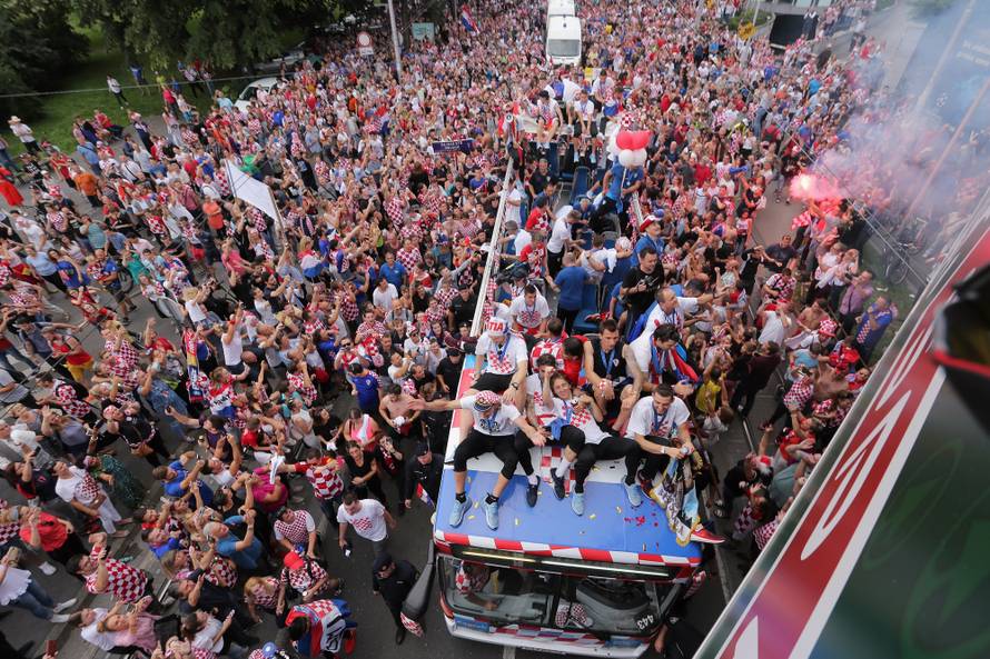 GraÄani u Savskoj ulici pozdravljaju Vatrene na putu prema Trgu