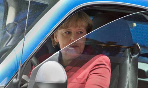 Zabio se u auto Angele Merkel, kancelarka prošla bez ozljeda