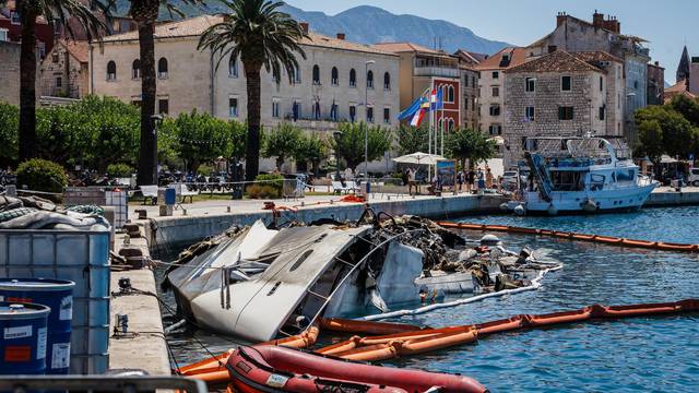 Makarska: Jahta koja je izgorila prije 10 dana i dalje je u moru