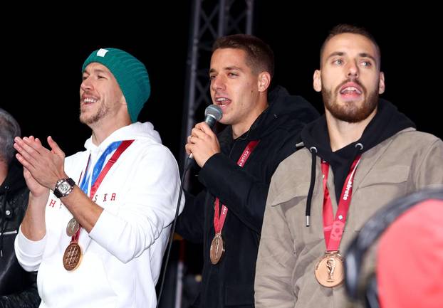 Vatreni Stigli u Split, dočekalo ih tisuće navijača