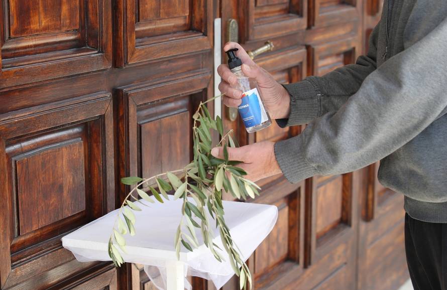 Split: Župnik vjernicima ispred crkve ostavio blagoslovljene grančice