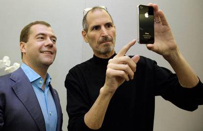 iPhone 4 gubi signal, Jobs poručuje: Ne držite ga tako