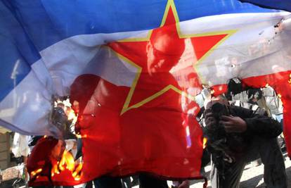 Zapalili jugoslavensku zastavu pred redakcijom "Novosti"
