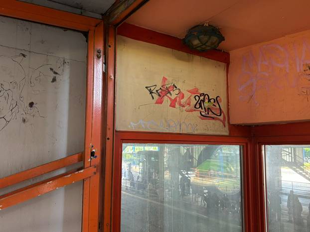 FOTO Autobusni kolodvor se raspada! Među putnike pala staklena stijenka, evo fotki