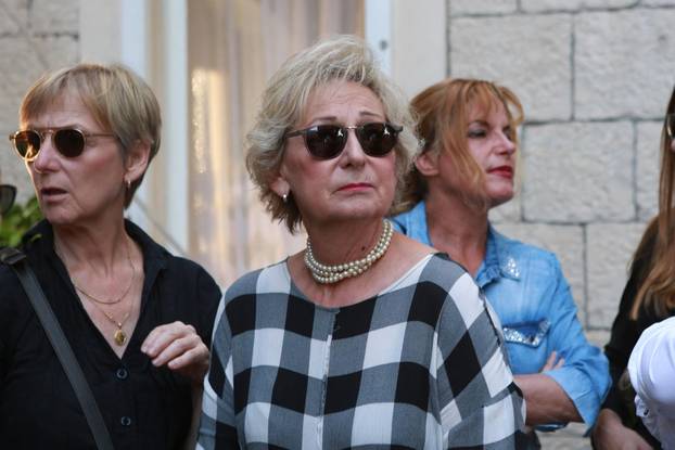 ARHIVA - 2016. Trogir: Obitelj i prijatelji oprostili se od televizijskog novinara i urednika Siniše Svilana