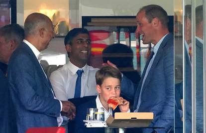 Princ George hit na Otoku: Tata William razgovara s premijerom Sunakom,  on fokusiran na pizzu