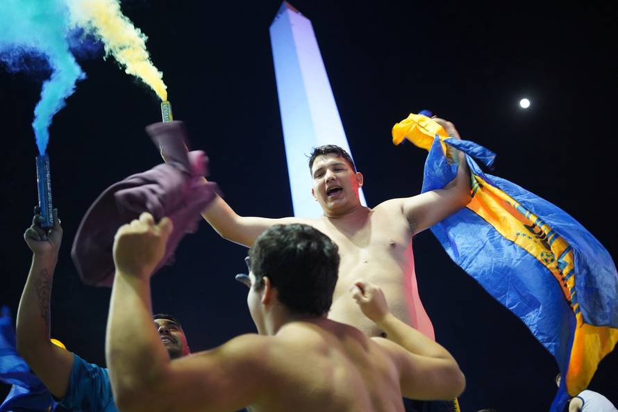 Tévez Maradonu strastveno poljubio pa s Bocom uzeo titulu