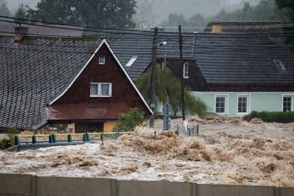 FOTO Poplave poharale Europu, u Austriji poginuo vatrogasac: 'Još nije gotovo, najgore dolazi'