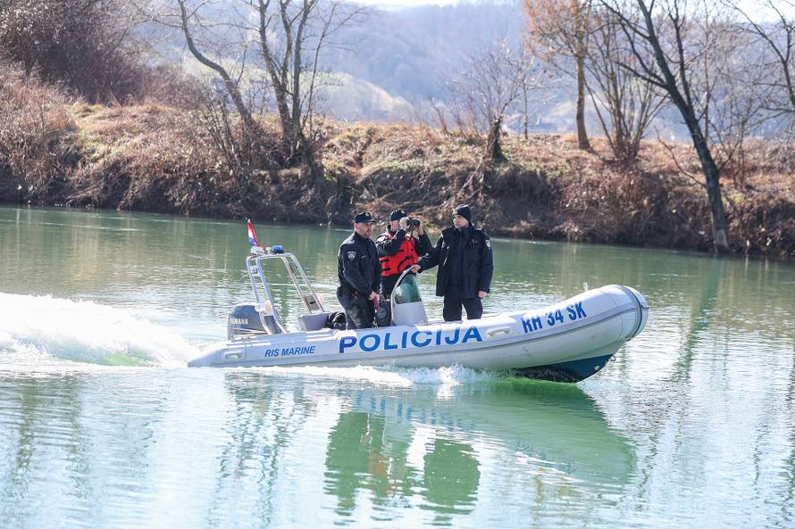 24sata Hrvatska Kostajnica: Policajci koji su prvi pronašli migrante koji su spašeni iz rijeke Une