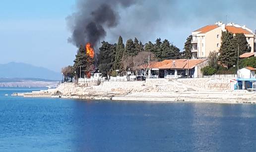 Požar u Selcu: Tijekom radova zapalilo se nekoliko bungalova