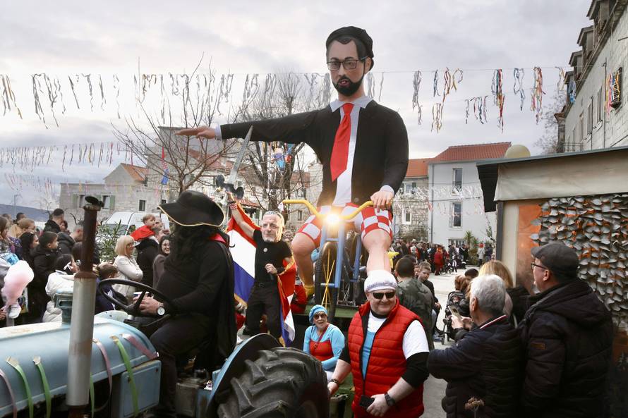 Zagrebački gradonačelnik Tomislav Tomašević bio je krnja na maškarama u Kaštel Kambelovacu