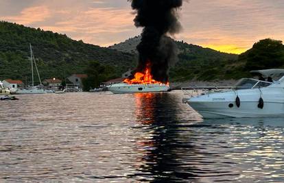 VIDEO U uvali Žuta izgorjela jahta: Vatra skoro prešla na obalu, evakuirali posadu