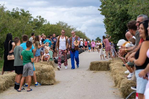 Senj: Održana 1. Senjska maškarana utrka 'Gravity race Senj 2025' podno tvrđave Nehaj