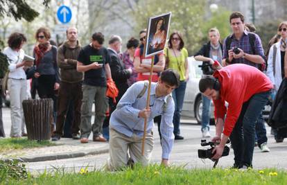 Puzao oko Poglavarstva pola sata i tražio Bandićevu milost