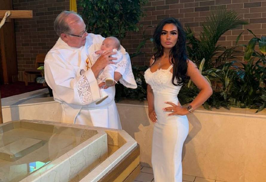 Hit fotke s krštenja: Vidi što se mama sredila... A i beba je tu :)