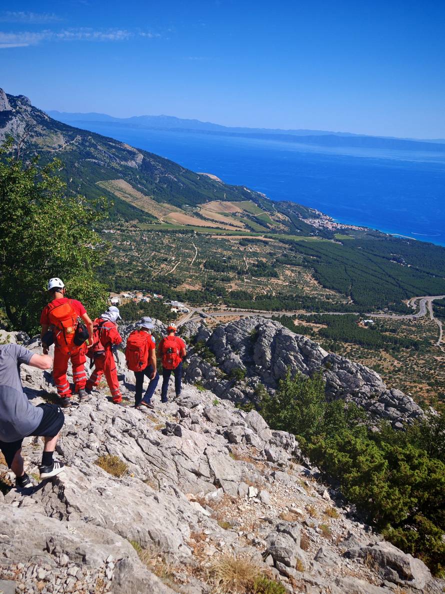 FOTO HGSS sa Sv. Ilije spašavao stranca koji se izgubio: 'Bio je iscrpljen, na suncu je preko 40'