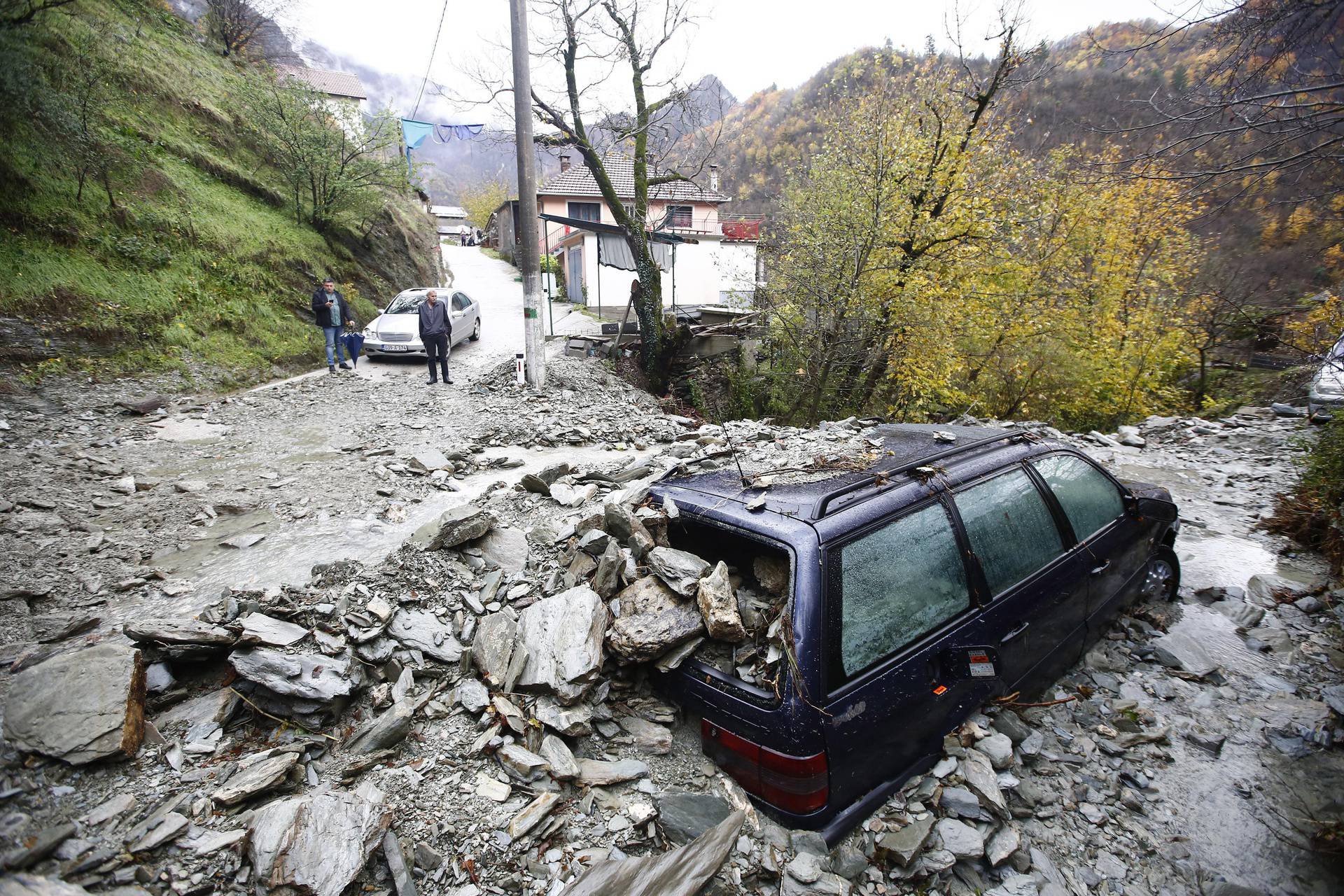 Usred poplava aktiviralo se klizište u mjestu Dragan selo