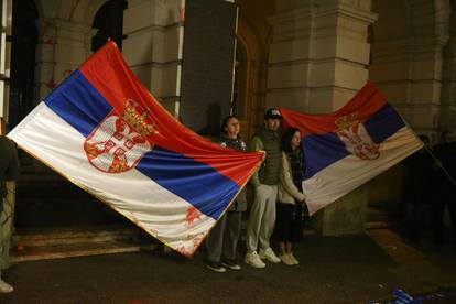 Nasilni prosvjed u Novom Sadu: Demolirali središte Vučićeve stranke, tisuće na  ulicama...