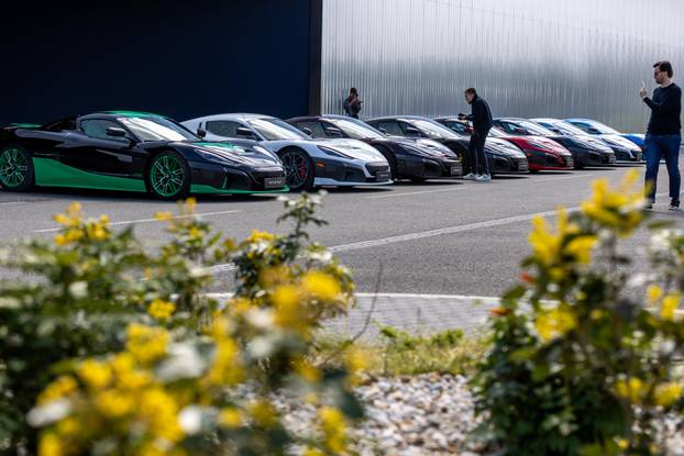 Rimac Nevere parkirane ispred Rimac kampusa u Kerestincu povodom Trilblazers Toura