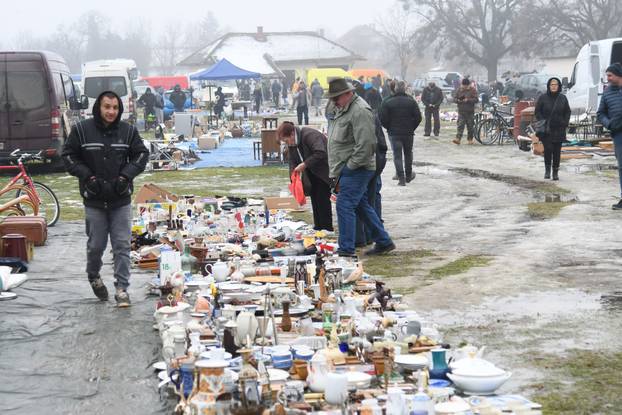 Koprivnica: Zimski uvjeti smanjili broj prodavača na koprivničkom buvljaku