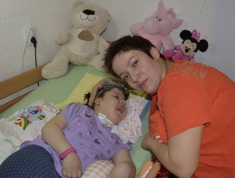 Vapaj očajne majke: Molim vas, dajte da moja kći živi i diše...