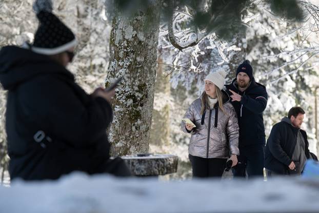 Zagreb: Građani uživaju u suncem okupanom Sljemenu 