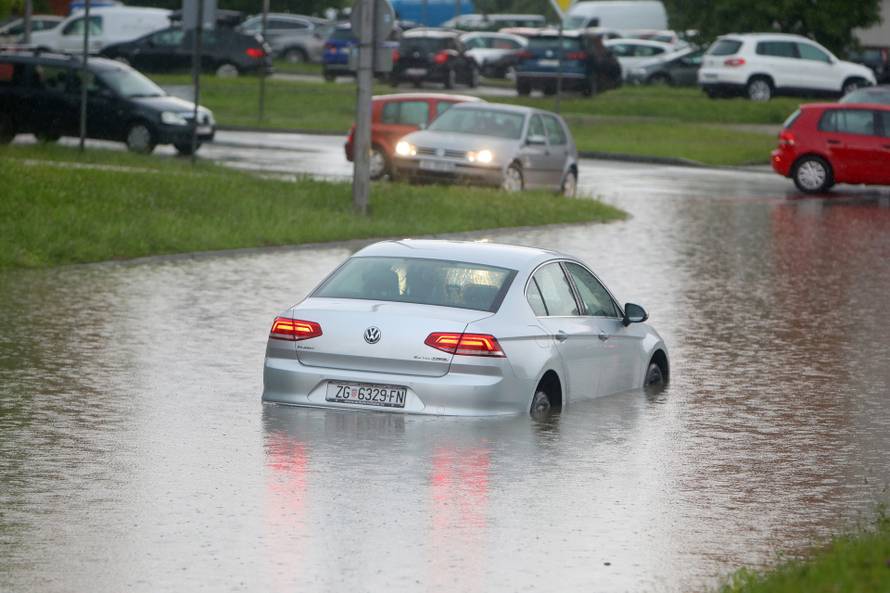 Karlovac: Obilna kiša uzrokovala probleme u prometu