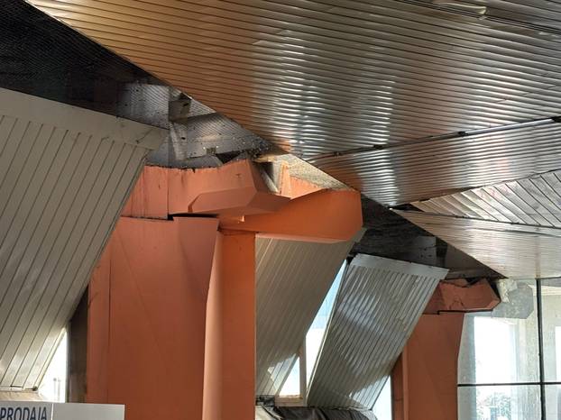 FOTO Autobusni kolodvor se raspada! Među putnike pala staklena stijenka, evo fotki