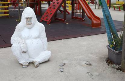 Plastična gorila vrijedna šest tisuća kuna uplašila Karlovčane, pa nestala - traži je policija