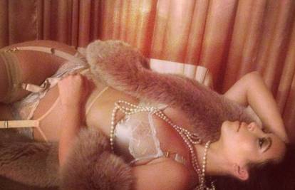 Umorna Kim ne može zaspati, pogledajte je kako se prevrće...