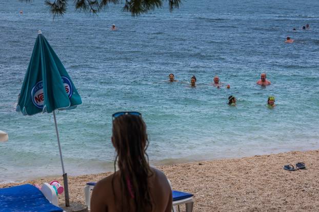 Kaštel Štafilić: Ljetni pljusak na plaži Gabine