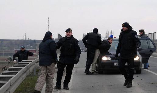 Seljaci rukama micali aute policije; blokade sve šire