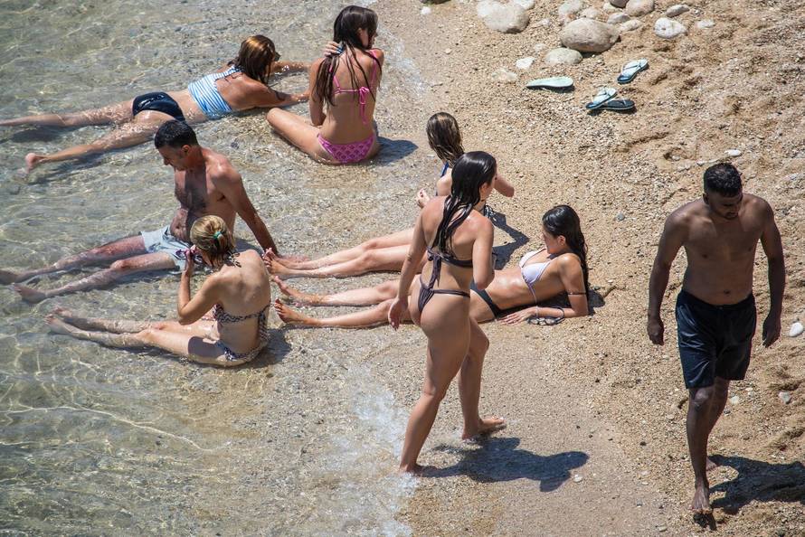 Dubrovnik: Turisti spas od vrućina potražili u moru 