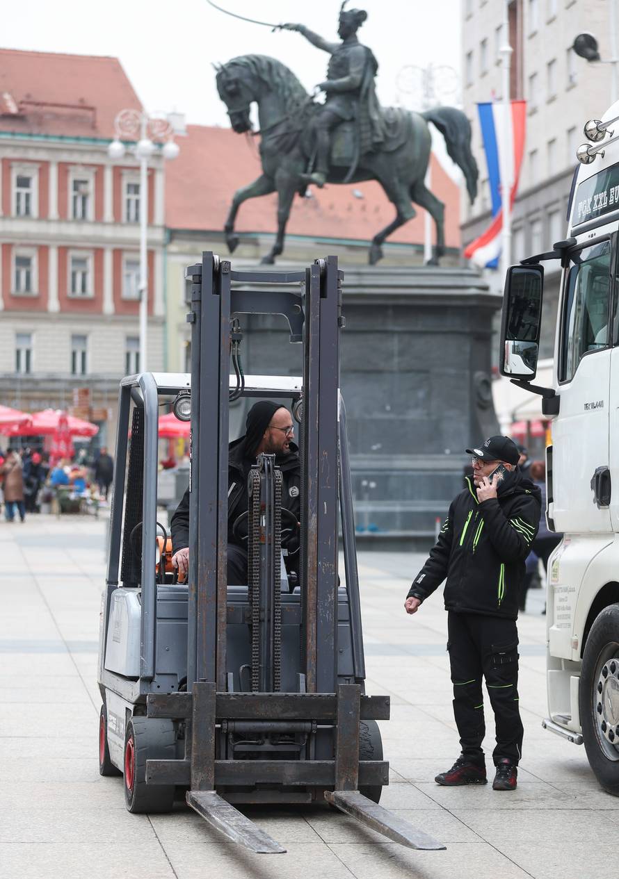 Zagreb: U tijeku je postavljanje bine na glavnom Trgu gdje će biti organiziran doček rukometaša