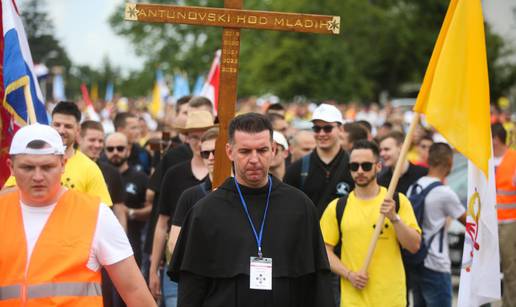 Fotografije s jučerašnjeg skupa: Na stotine mladih  šeta ulicama  u sklopu 'Antunovskog hoda'