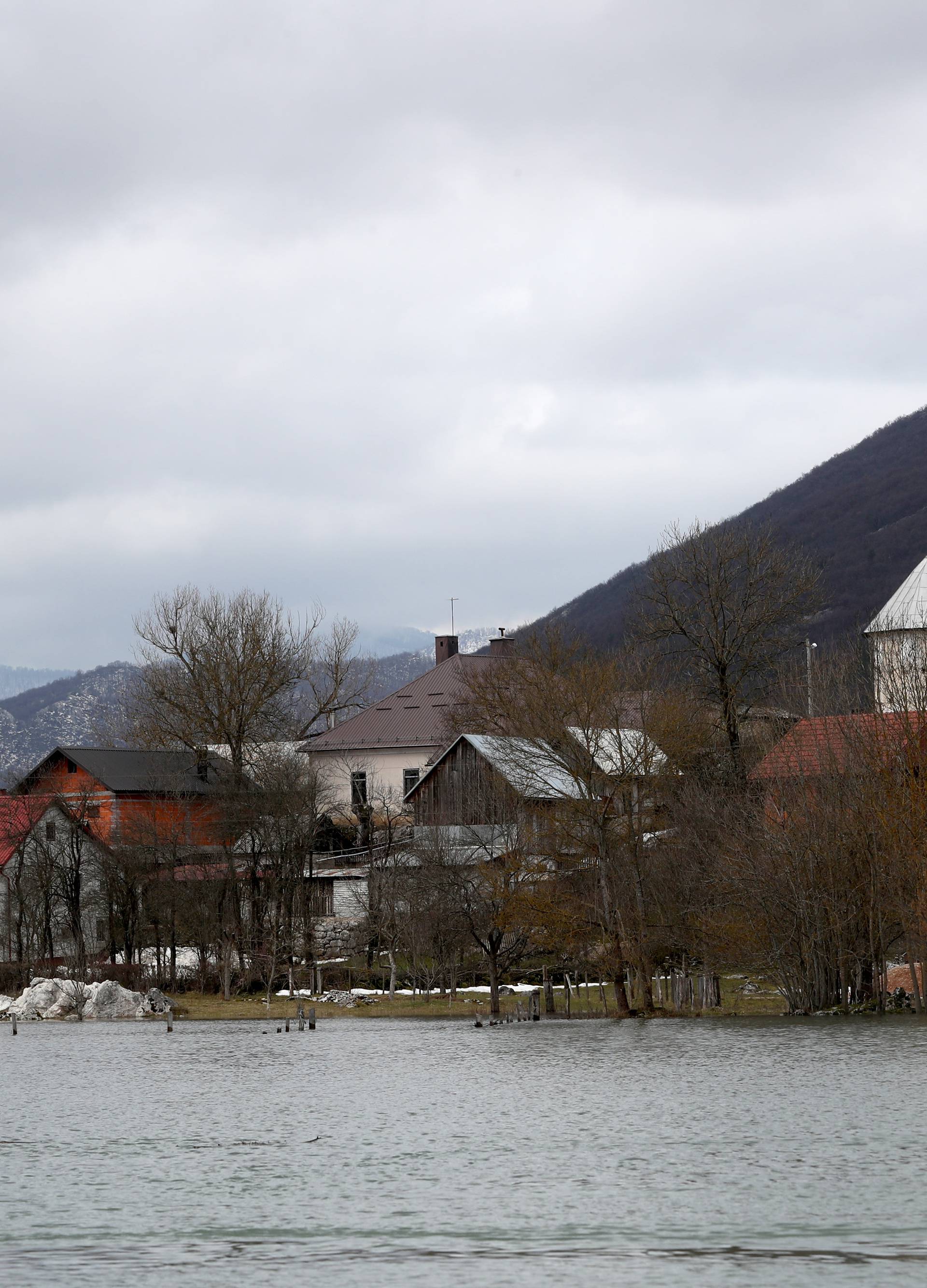 Izlila se Lika i poplavila Kosinj: U Jasenovcu se grade nasipi...