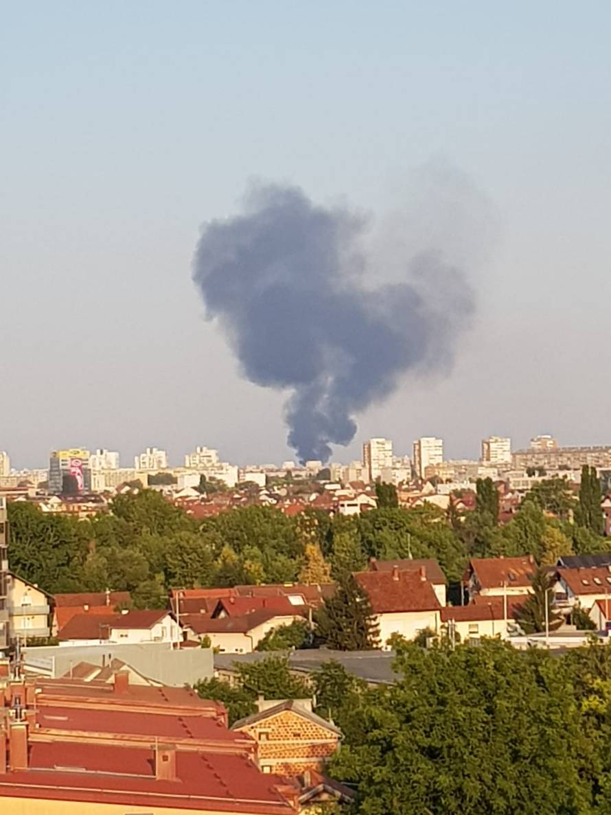 Veliki požar na Jakuševcu: Dim se proširio, gasili su cijelu noć