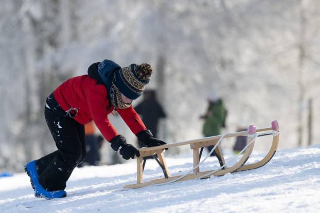 Zagreb: Građani uživaju u suncem okupanom Sljemenu 