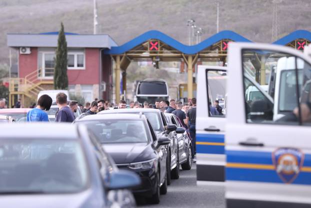 Dugopolje: Dolazak navijača na naplatne kućice gdje ih čeka policija 