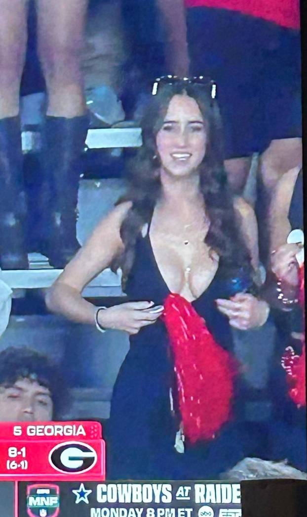 Gledateljica se borila s bujnim poprsjem na utakmici. Otkrili su tko je: 'Sad i ja navijam za njih'