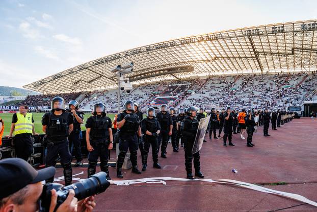 Split: Interventna policija ispratila "navijače" nakon utakmice Hajduk i Dinamo 