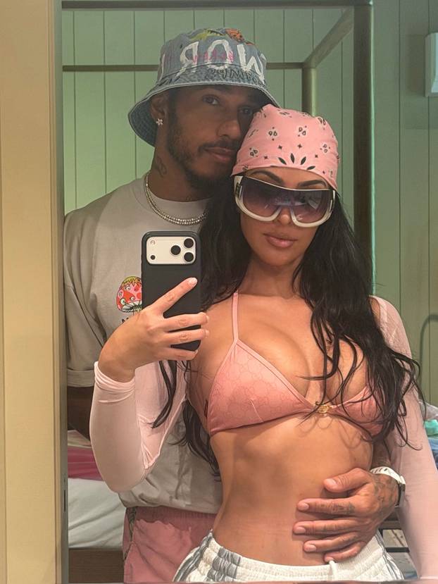FOTO Kim objavila nove fotke s Hamiltonom: Mini badić jedva joj je obuzdao bujne grudi...