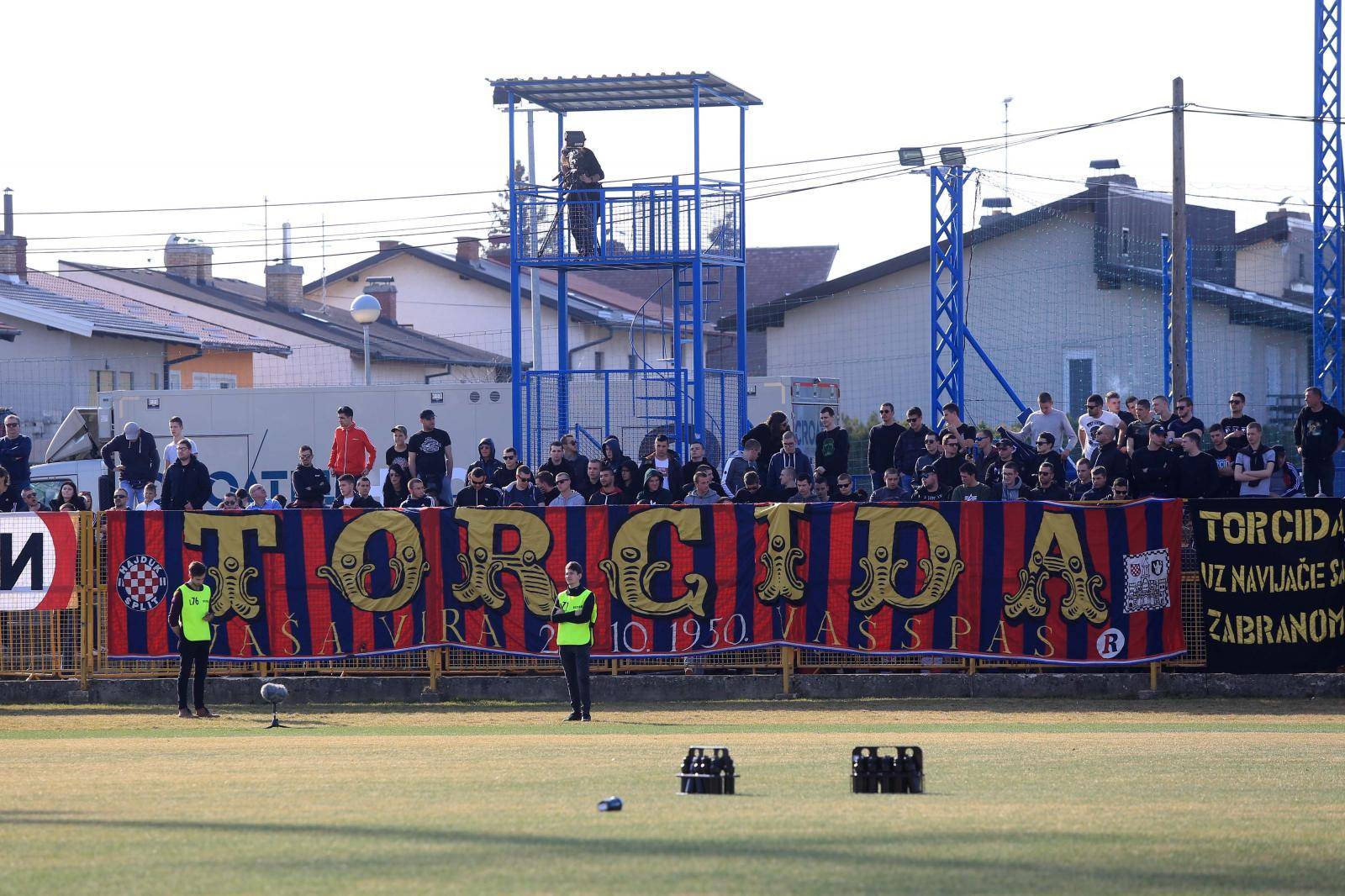 Torcida opet izvjesila sramotni transparent 'Maksovi mesari'!