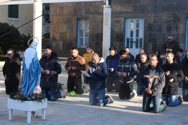 Muškarci mole krunicu u Šibeniku